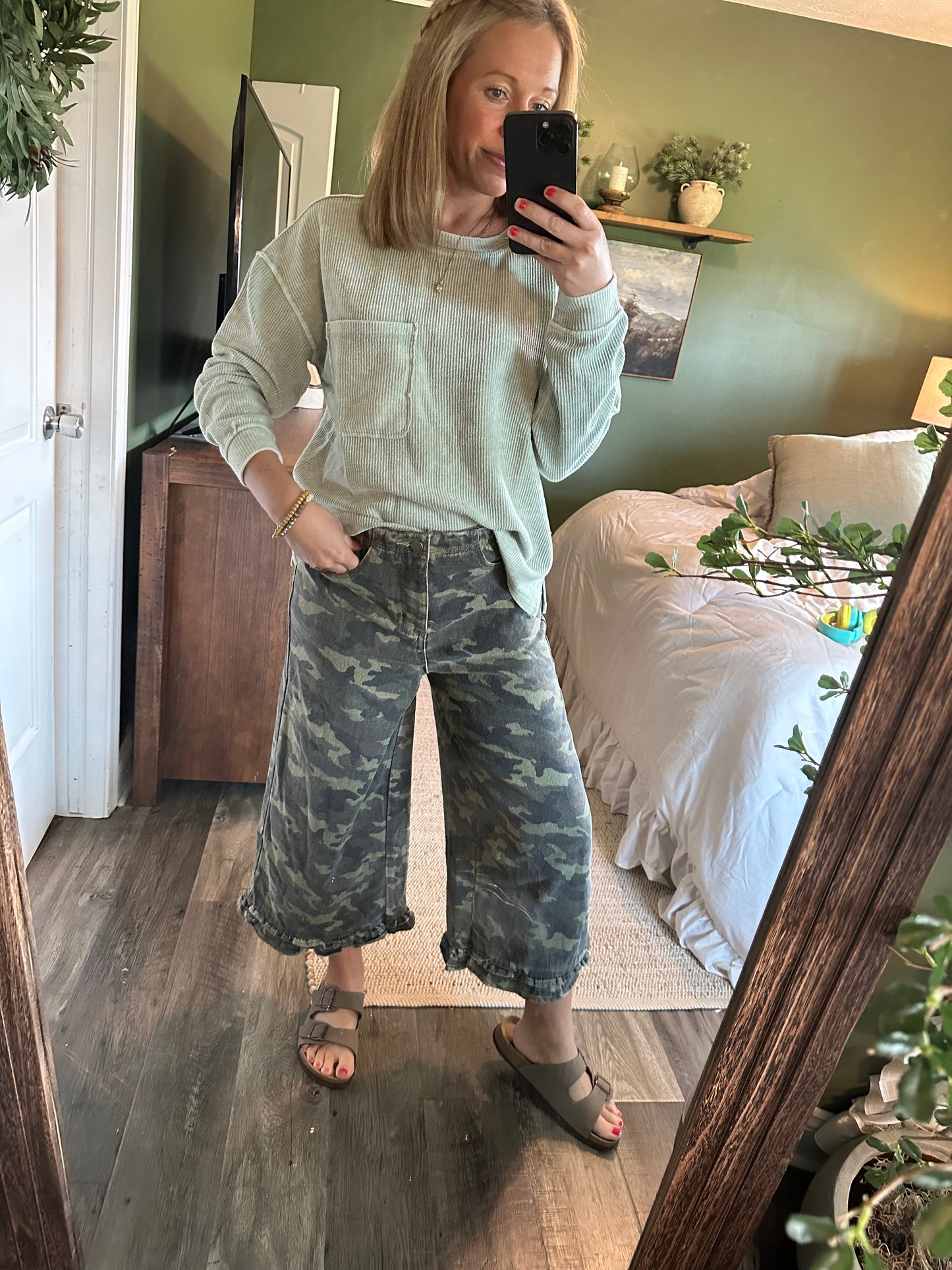 🩶 Camo Comfort Cropped Pants